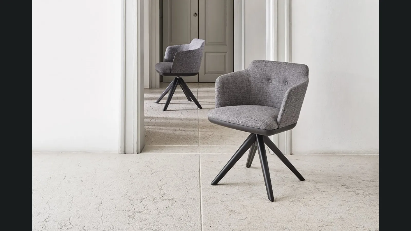 Sedia con braccioli Celine in tessuto nella versione con base girevole in legno massello di Porada