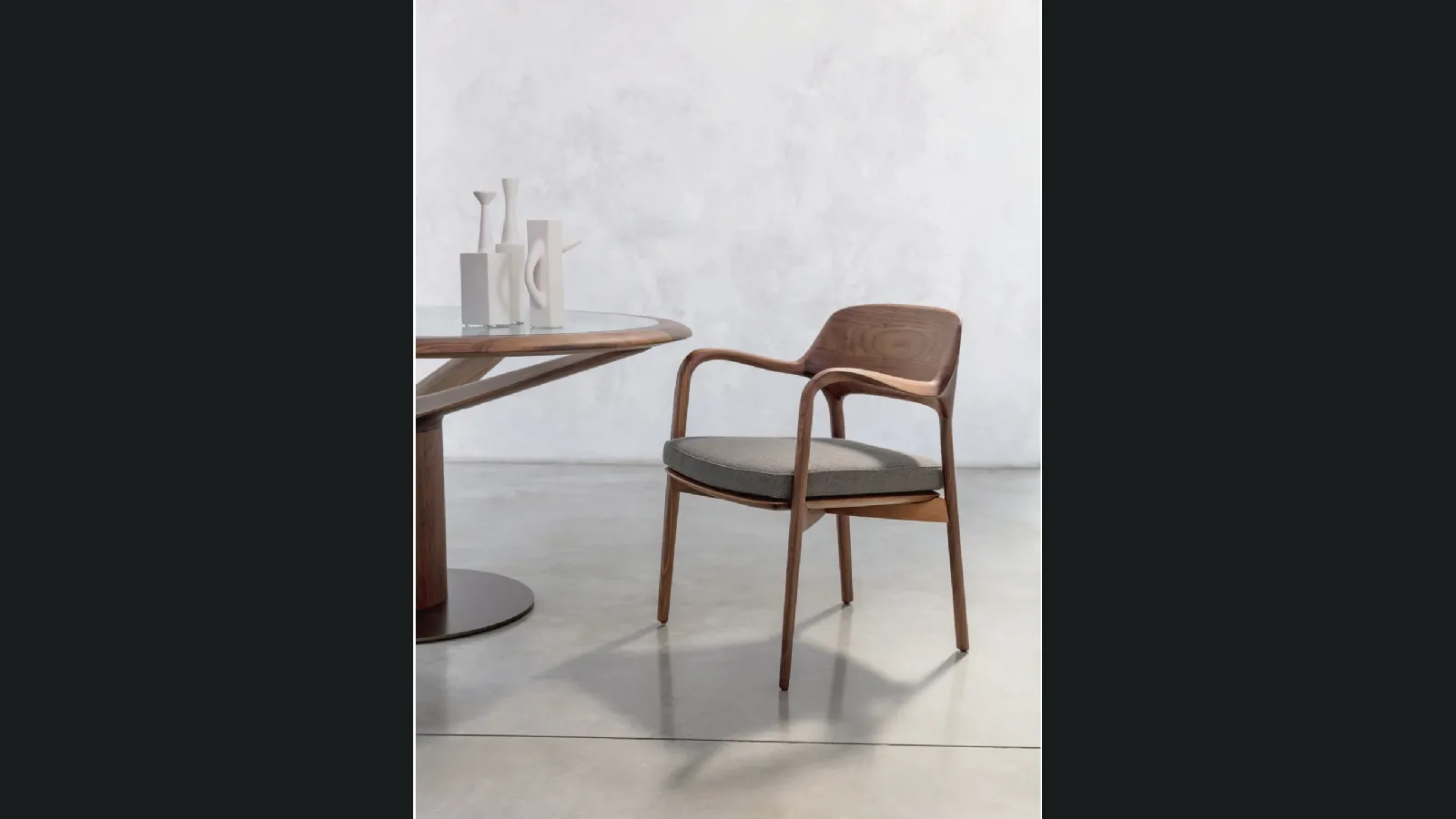 Sedia con braccioli e struttura in massello di noce canaletta con seduta imbottita in tessuto Ella di Porada