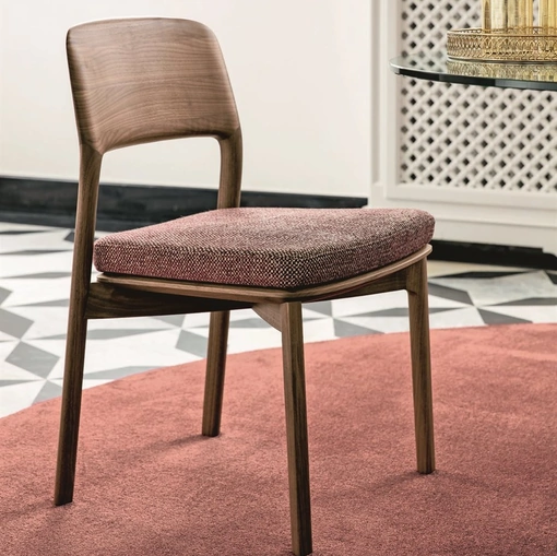 Sedia in legno massello con seduta rivestita in tessuto imbottito Emma di Porada