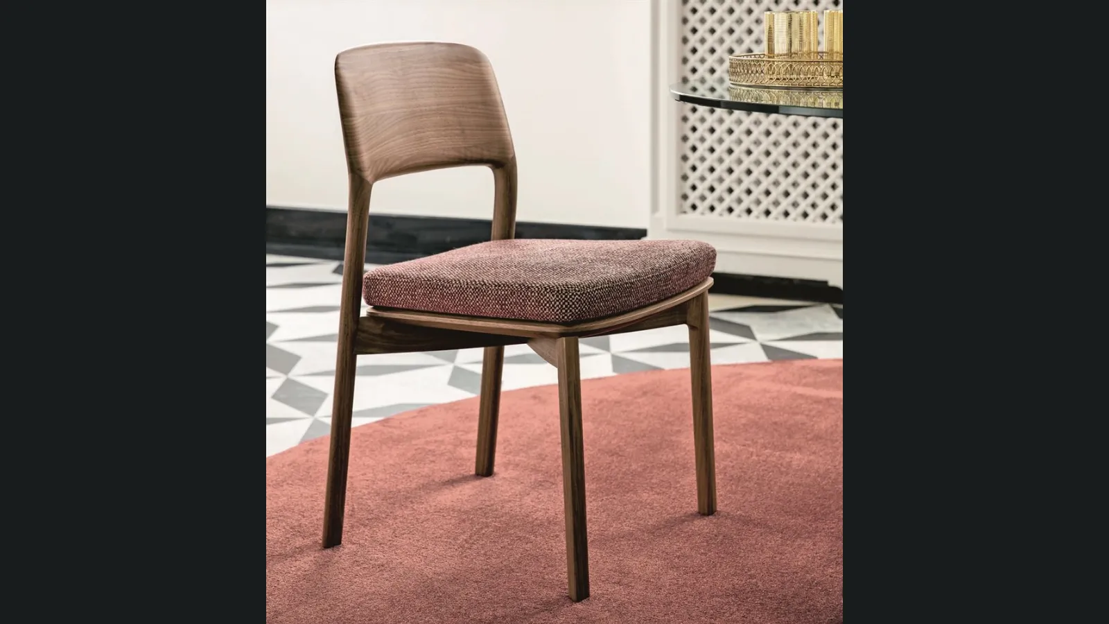 Sedia in legno massello con seduta rivestita in tessuto imbottito Emma di Porada