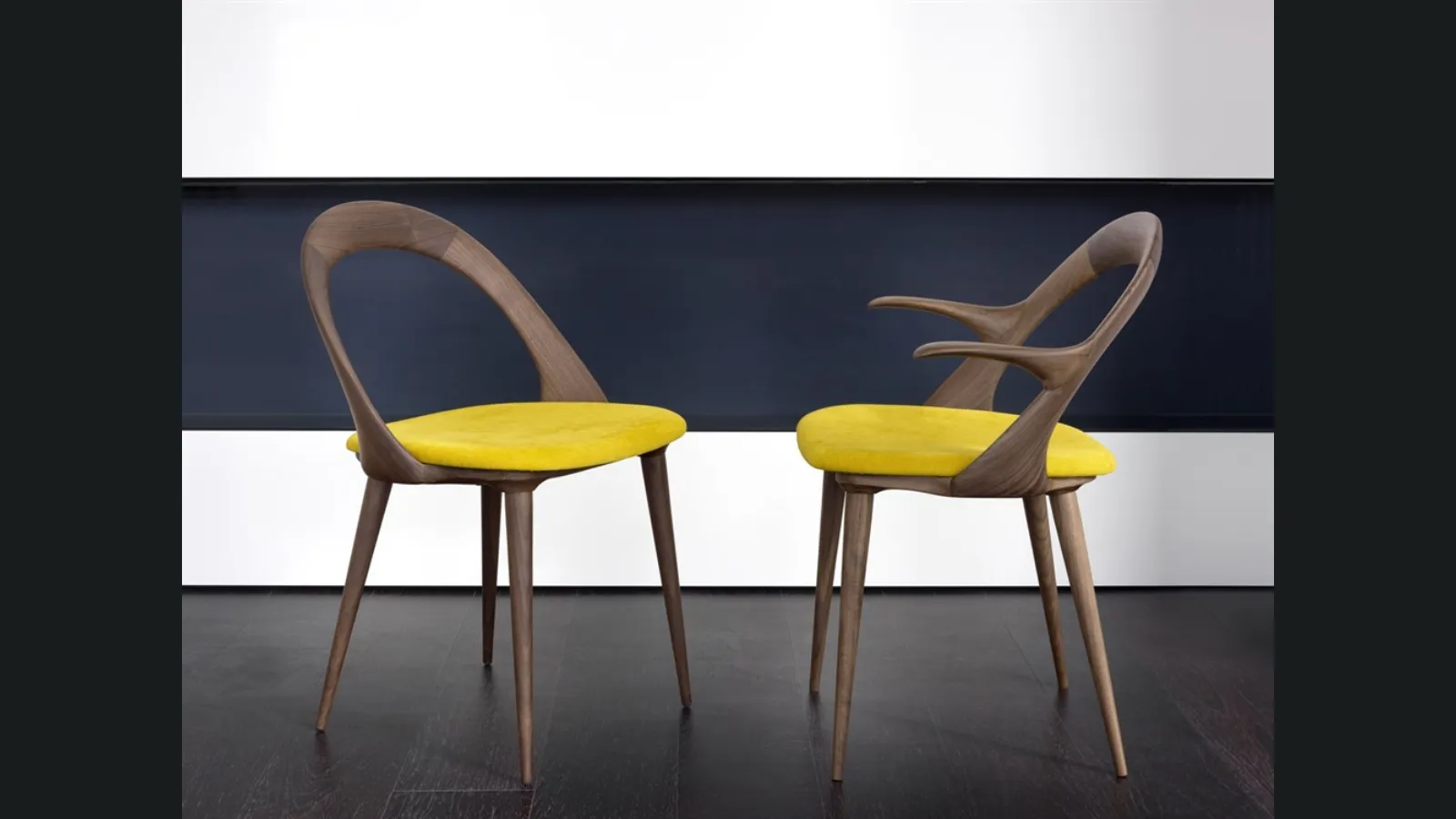 Sedia di design in legno massello con seduta rivestita in tessuto Ester di Porada