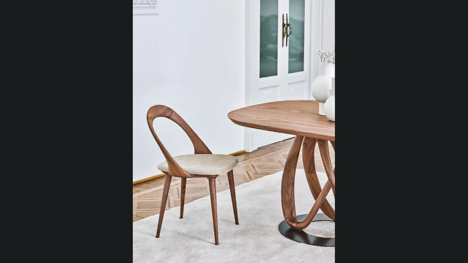 Sedia di design in legno massello con seduta rivestita in tessuto Ester di Porada