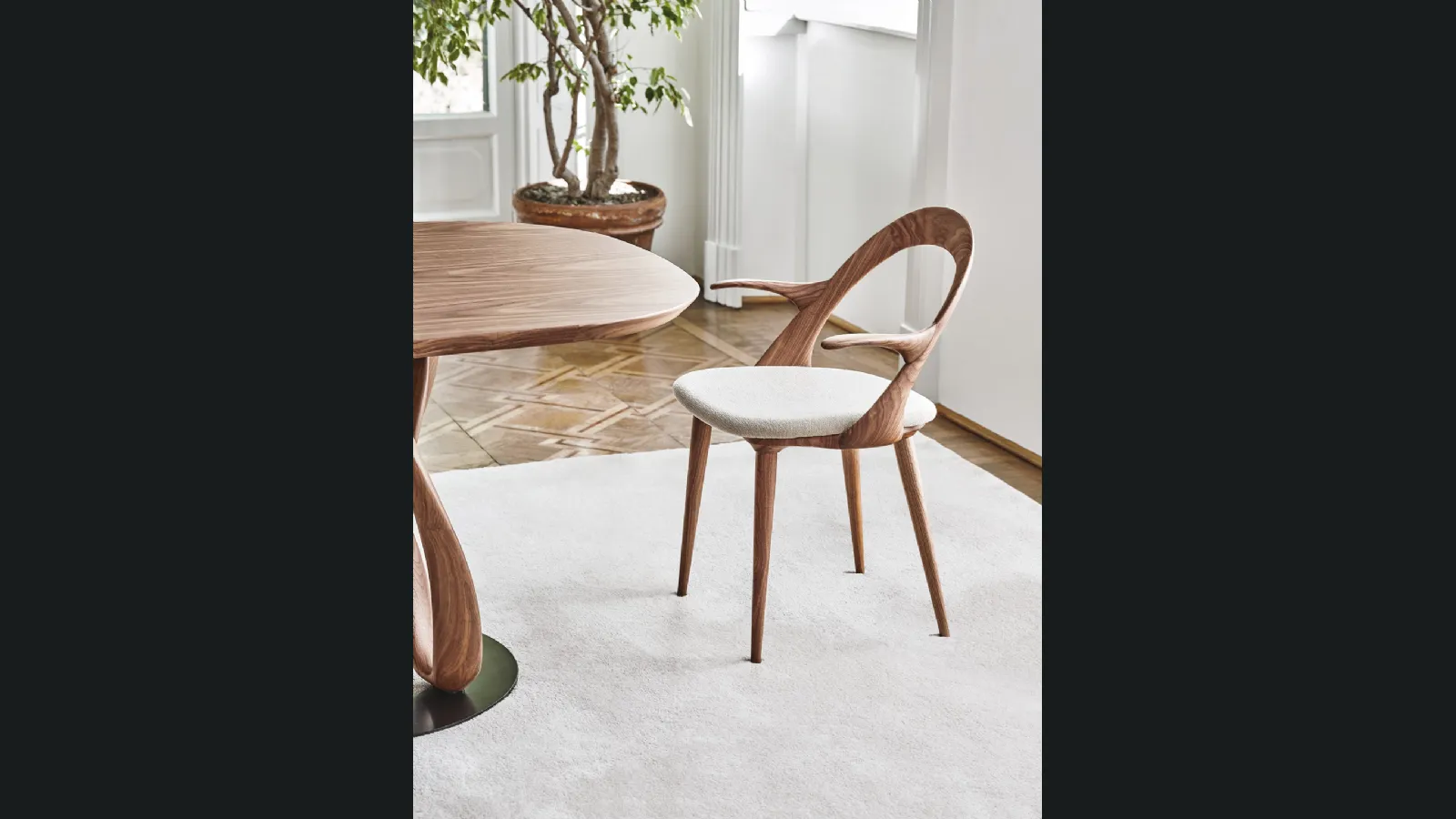 Sedia di design in legno massello con seduta rivestita in tessuto Ester di Porada