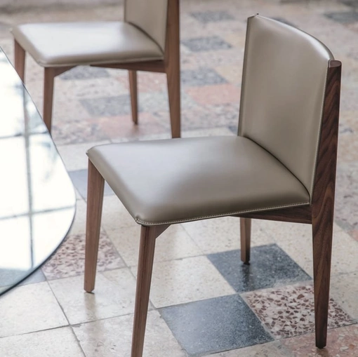 Sedia in cuoio senza braccioli con struttura in legno massello Ionis di Porada