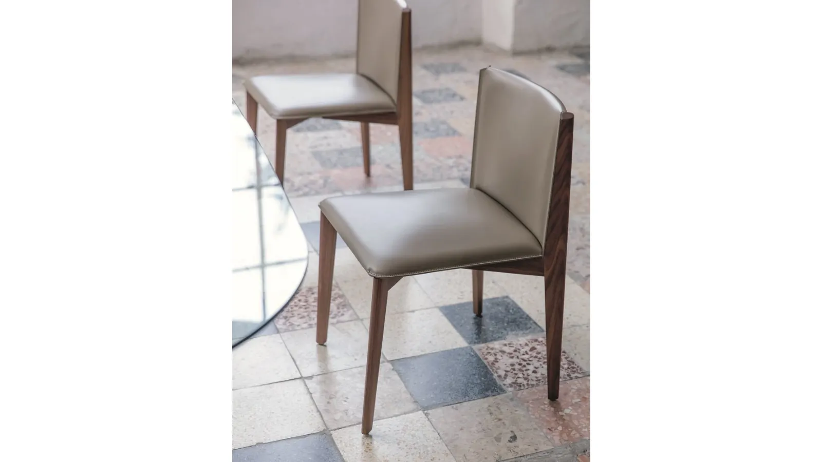 Sedia in cuoio senza braccioli con struttura in legno massello Ionis di Porada