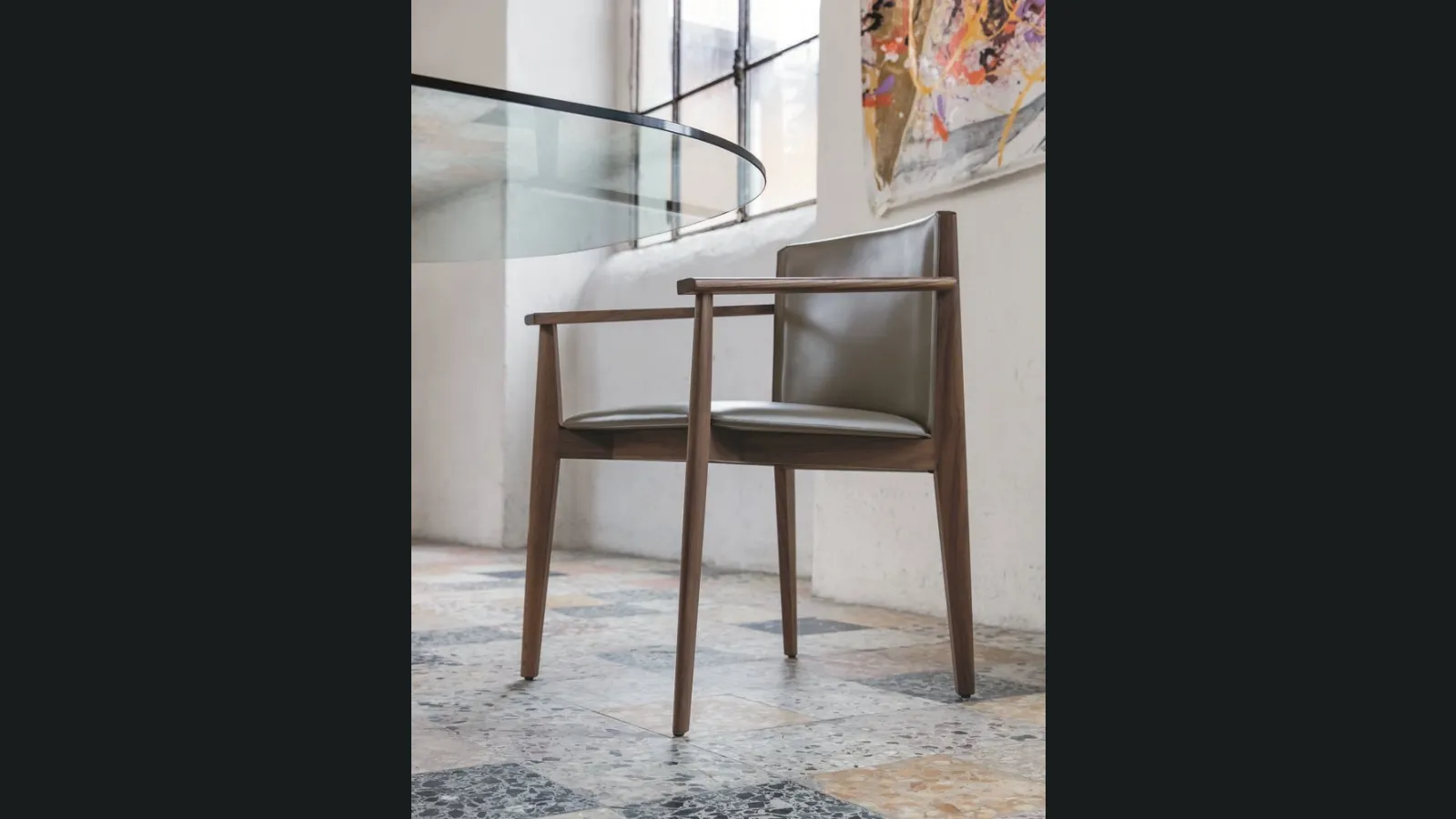 Sedia in cuoio con braccioli e struttura in legno massello Ionis di Porada