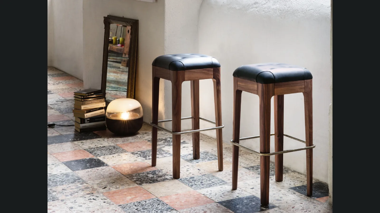 Sgabello in noce con seduta in pelle trapuntata Webby di Porada