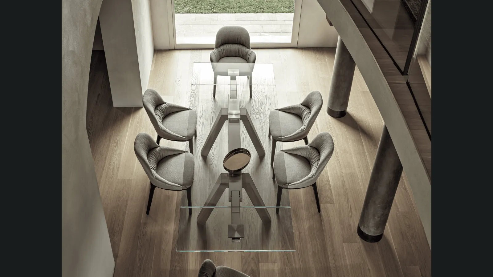 Sedia Queen in tessuto imbottito con gambe in legno massello di Bontempi