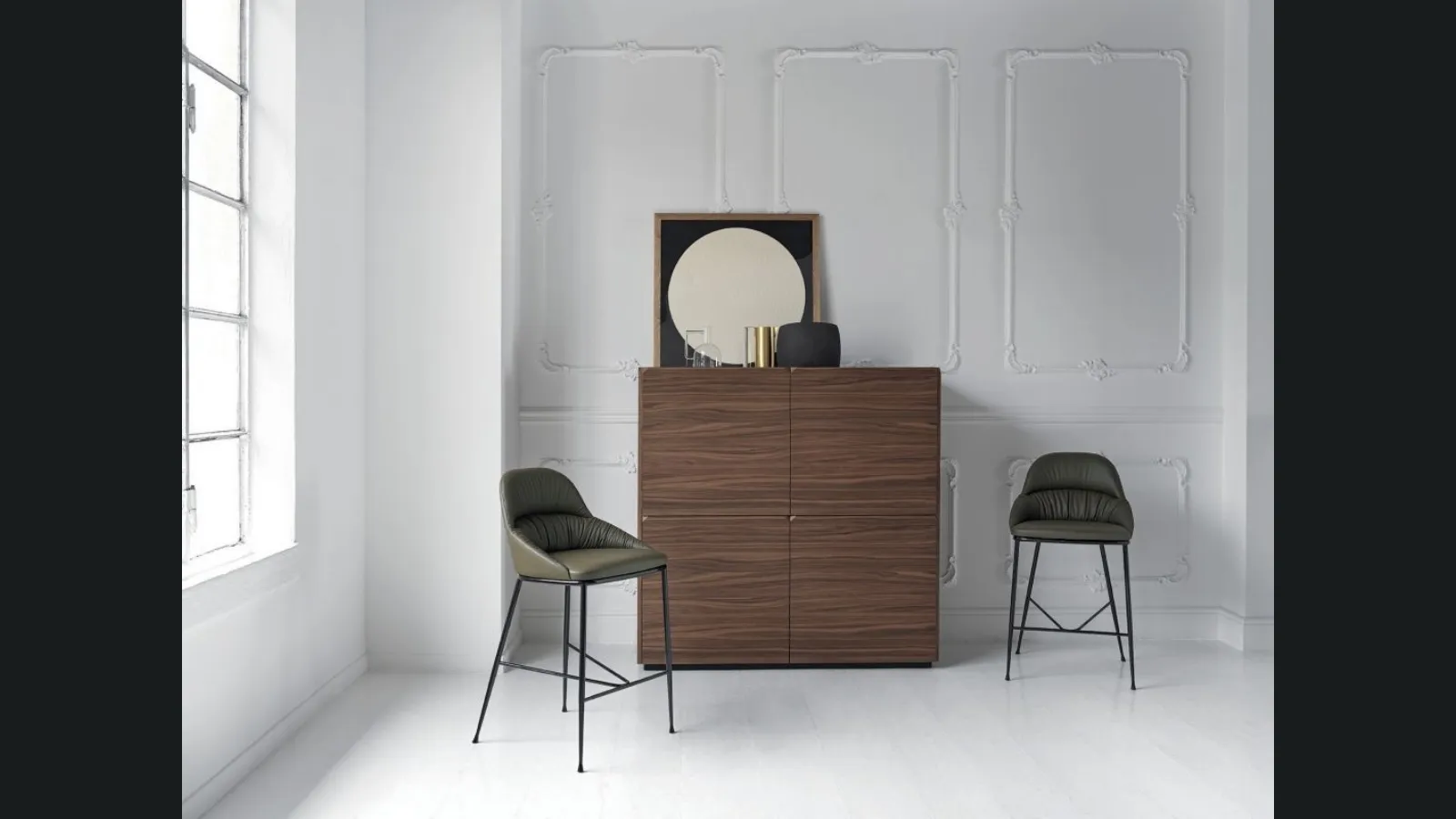 Sgabello Queen rivestito in ecopelle con struttura in acciaio laccato di Bontempi