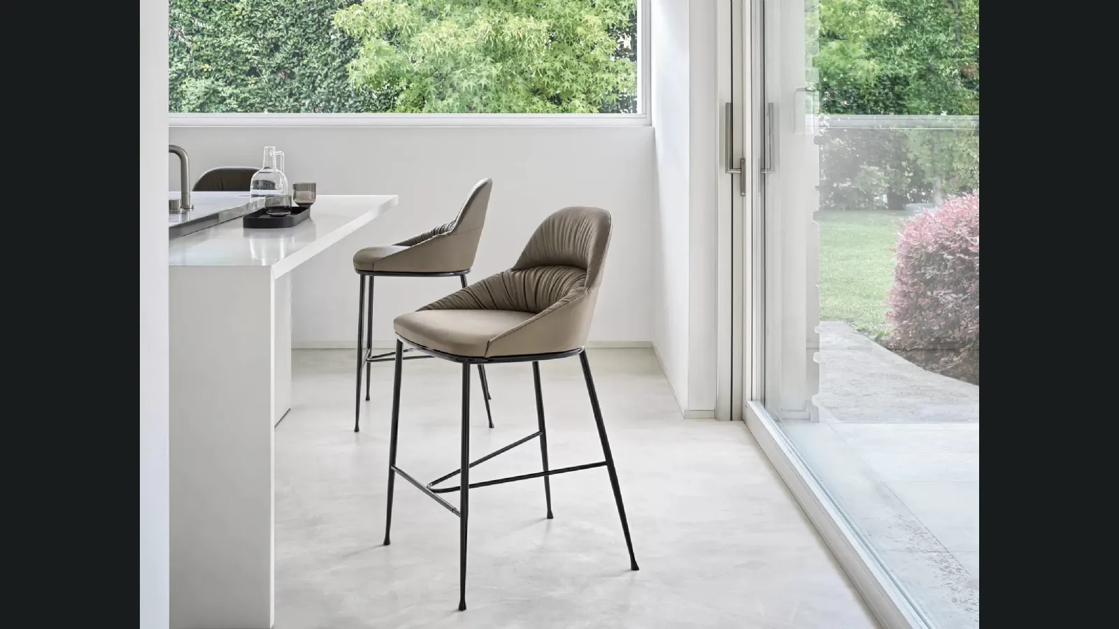 Sgabello Queen rivestito in ecopelle con struttura in acciaio laccato di Bontempi