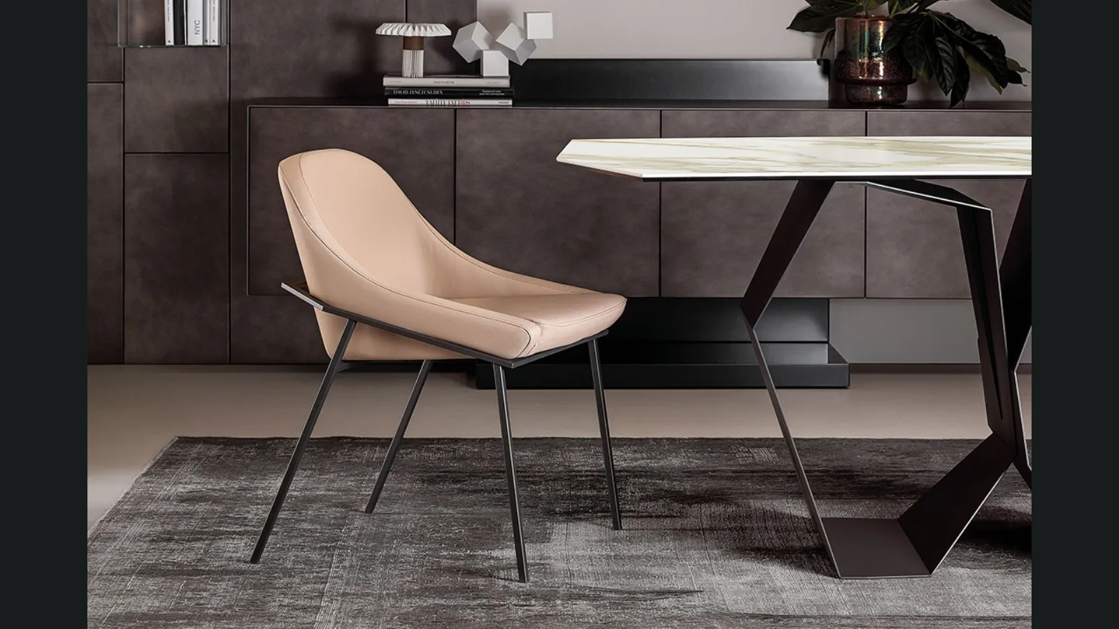 Sedia in pelle Izoard di Ronda Design