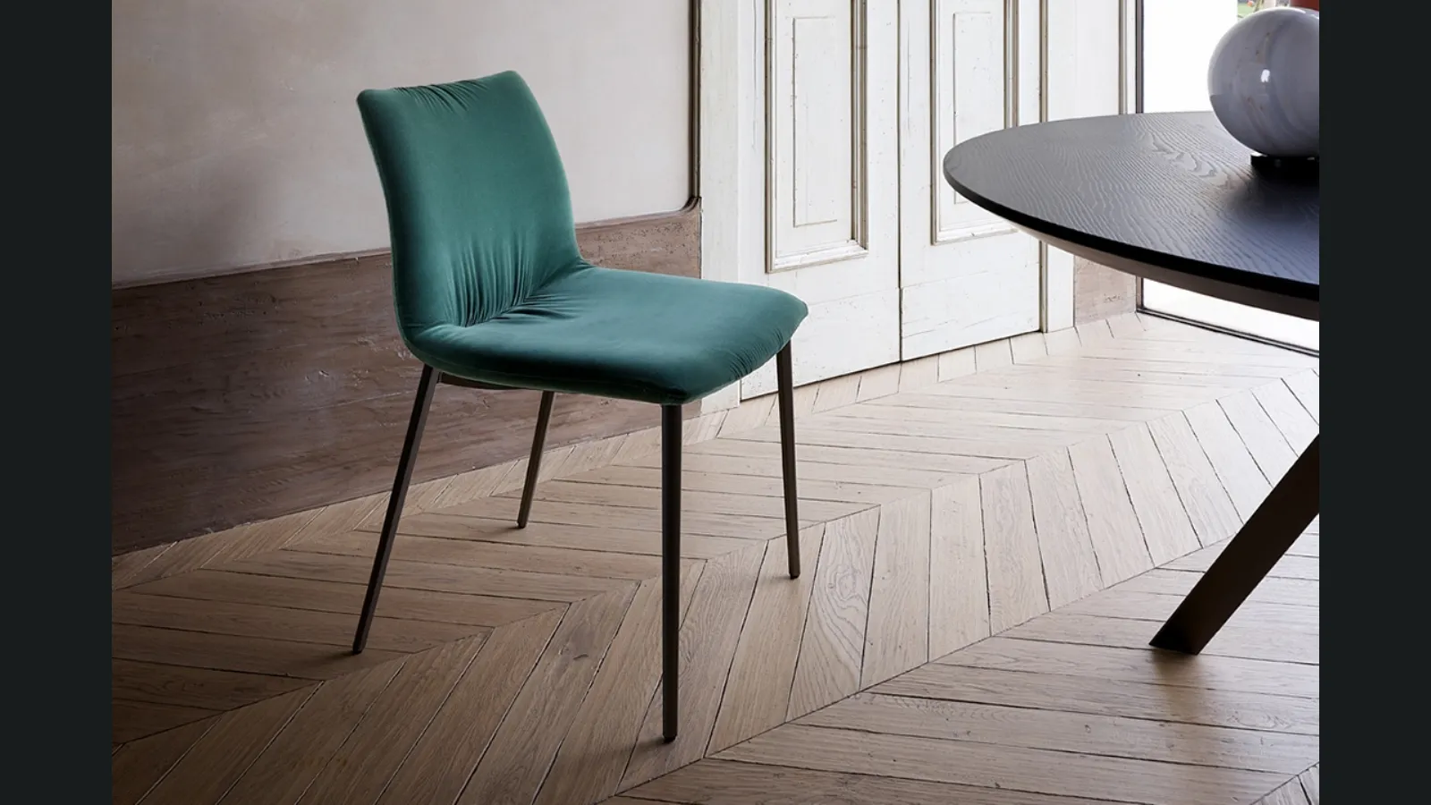 Sedia Nirvana in tessuto imbottito con gambe in metallo di Ronda Design