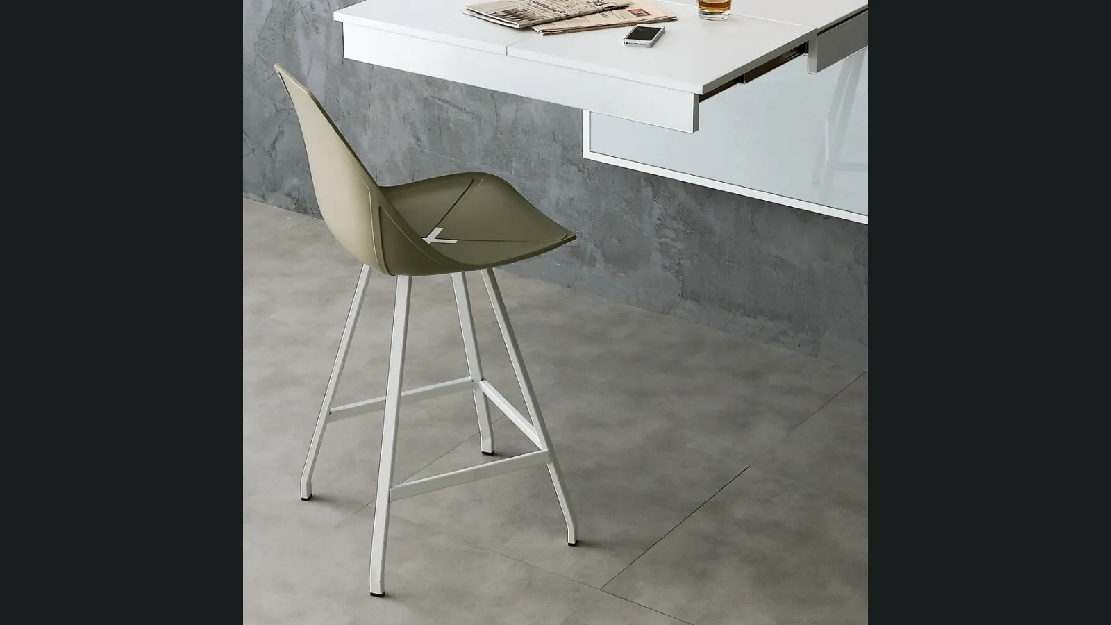 Sgabello in polipropilene e metallo Sam di Ponti Terenghi