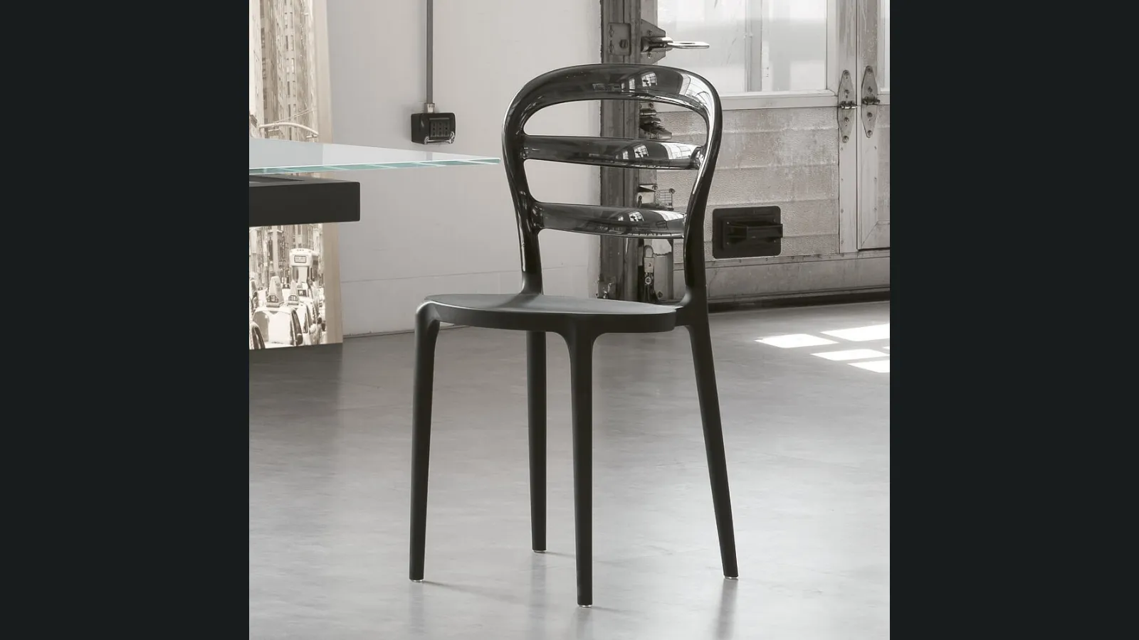 Sedia impilabile in polipropilene e policarbonato Lilly di Ponti Terenghi