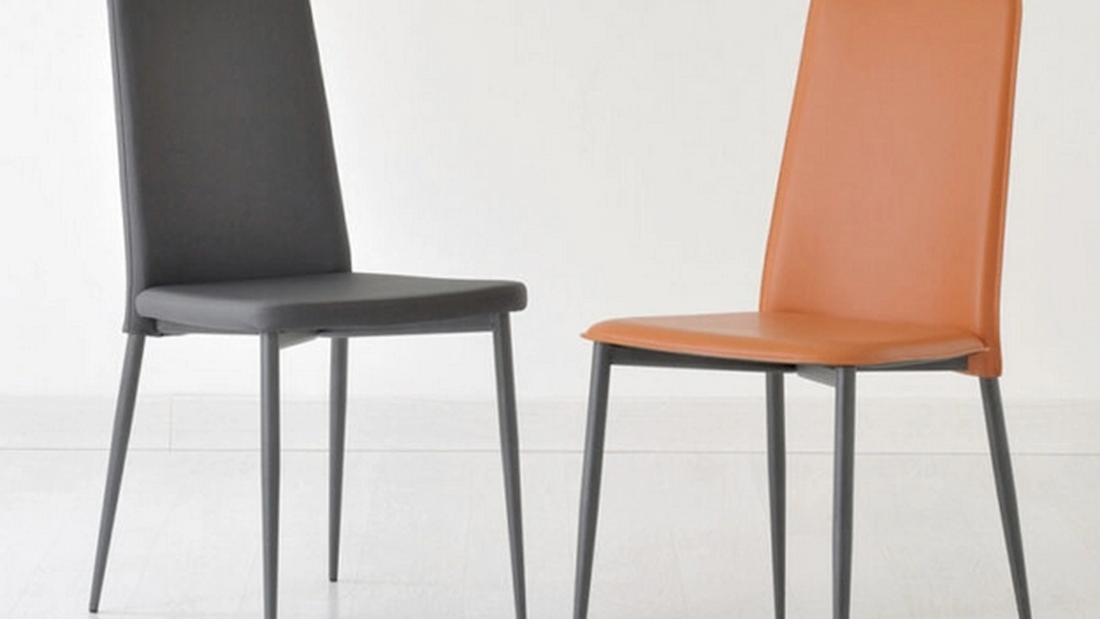 Sedia Elisa in ecopelle con gambe in metallo di Sedie Brianza