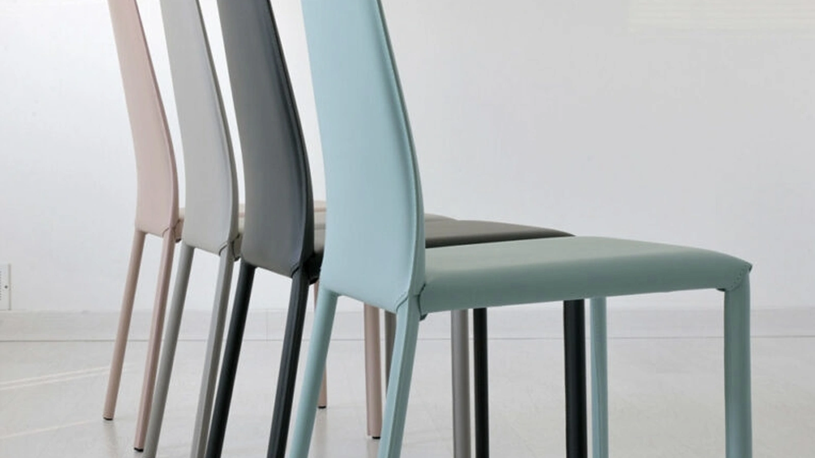 Sedia Monica rivestita in ecopelle colorata di Sedie Brianza