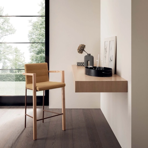 Sgabello Sirio in tessuto imbottito con struttura in massello di Rovere Seppia e tondino in finitura Metal Standard Peltro di Presotto