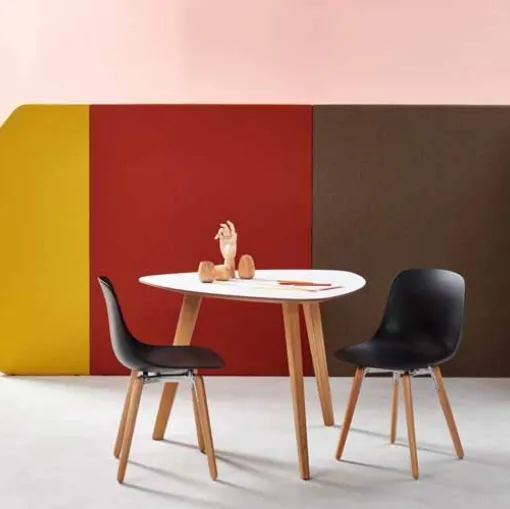 Sedia in polipropilene con gambe in legno massello di rovere Shell di Estel