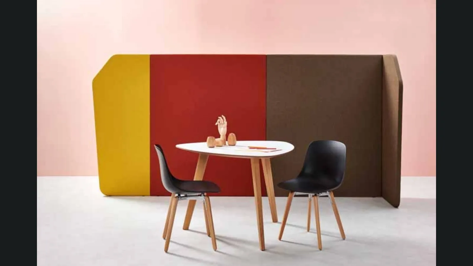 Sedia in polipropilene con gambe in legno massello di rovere Shell di Estel