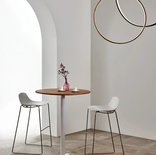 Sgabello in polipropilene con base a slitta in metallo Shell di Estel