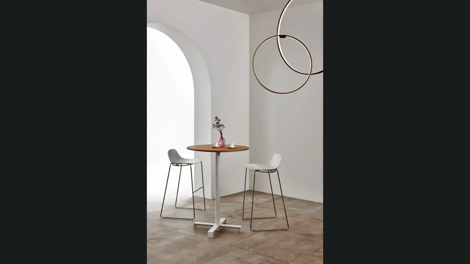 Sgabello in polipropilene con base a slitta in metallo Shell di Estel