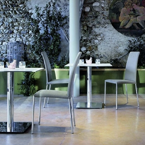 Sedia Silvy con schienale alto in tessuto con gambe in metallo di Sedie Brianza