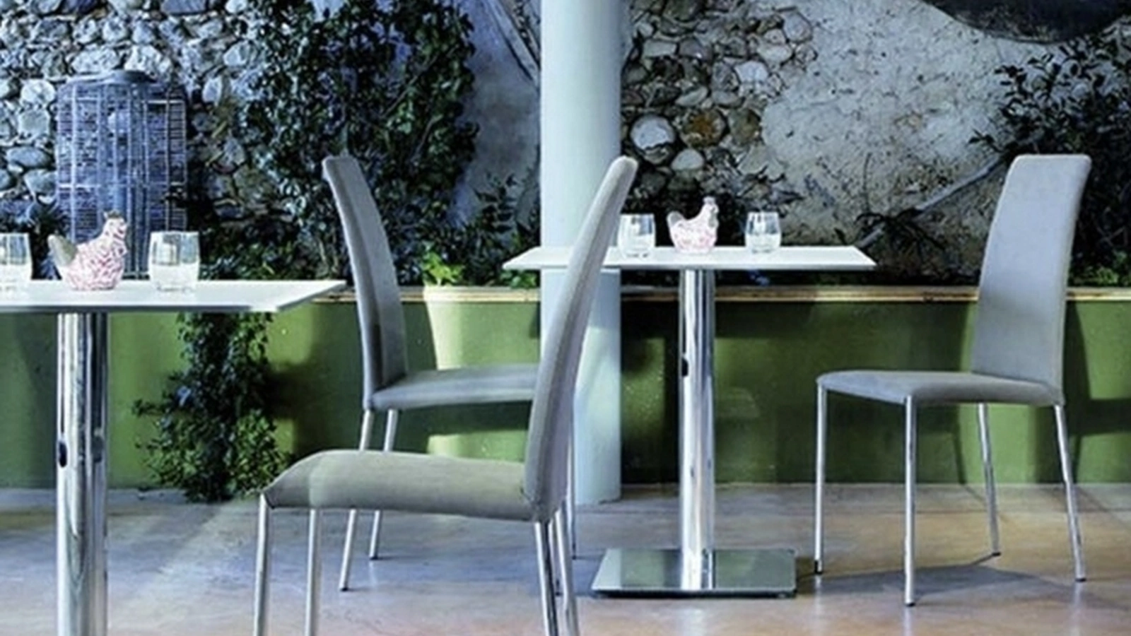 Sedia Silvy con schienale alto in tessuto con gambe in metallo di Sedie Brianza