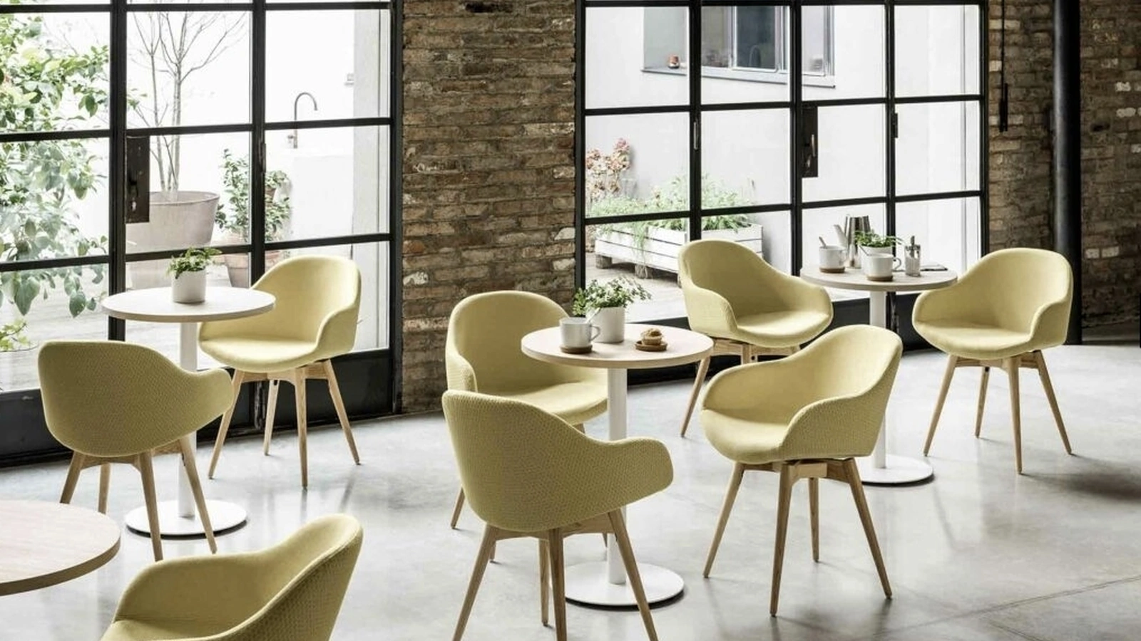 Sedia Sonny LG in tessuto imbottito con gambe in legno di Sedie Brianza