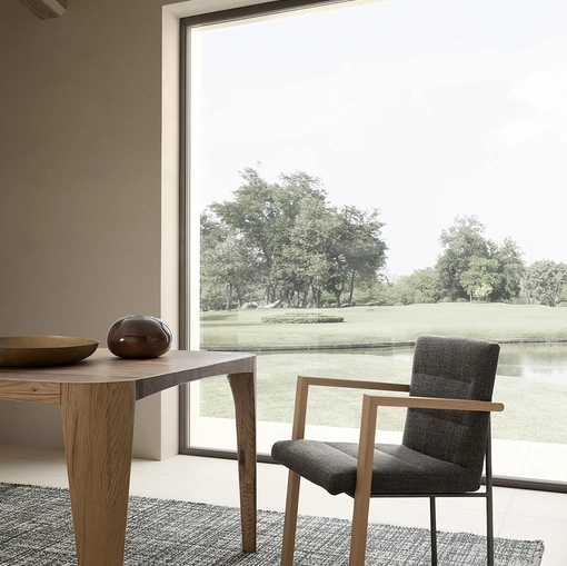 Sedia in tessuto con struttura in legno e metallo Star System Cassiopea di Estel