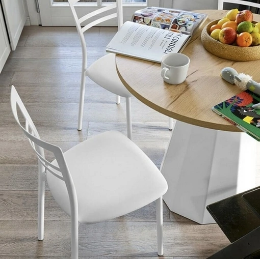 Sedia Step in metallo laccato Bianco con seduta in ecopelle imbottita di Sedie Brianza