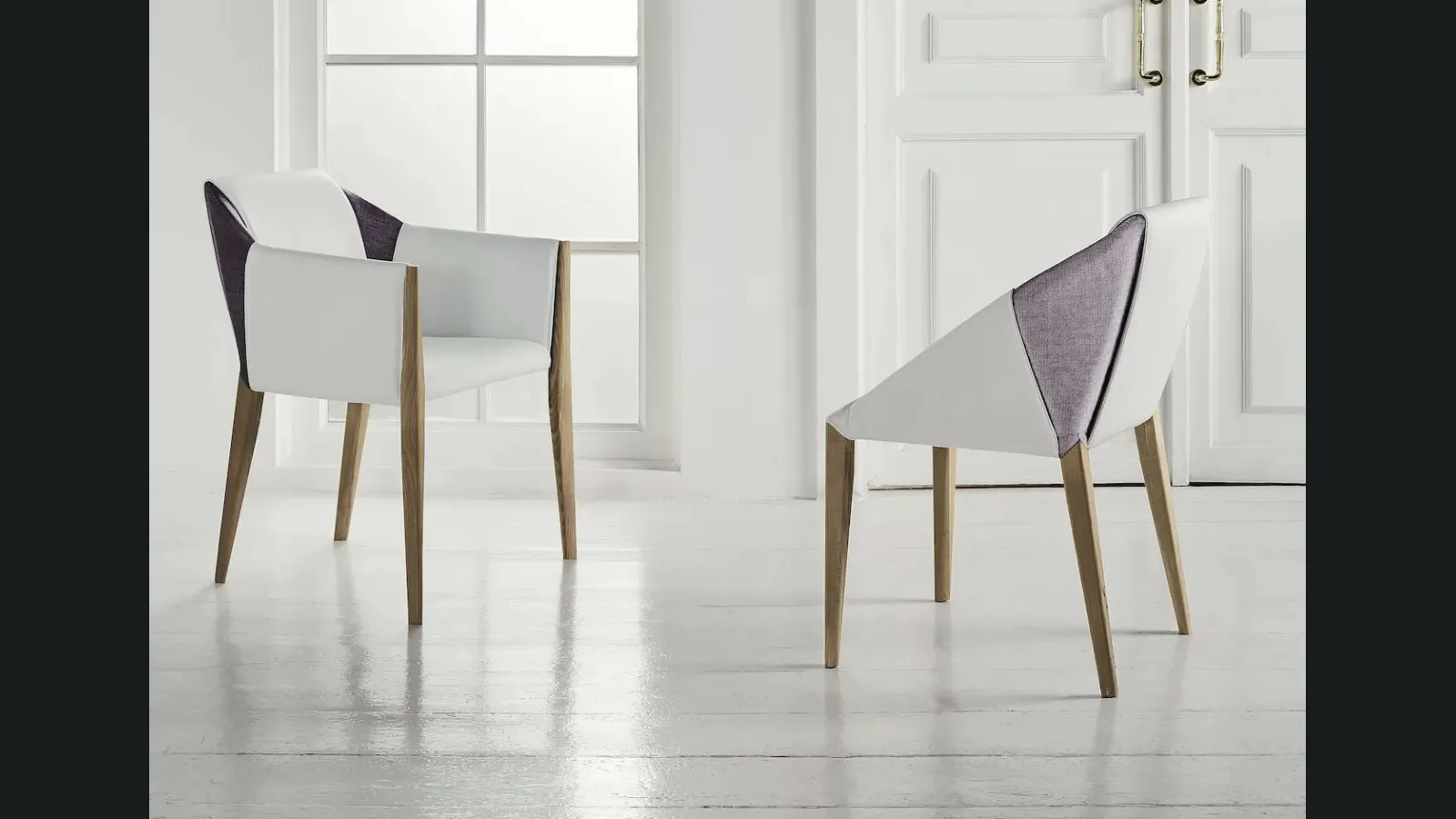 Sedia Sveva rivestita in pelle con struttura in legno massello di Bontempi