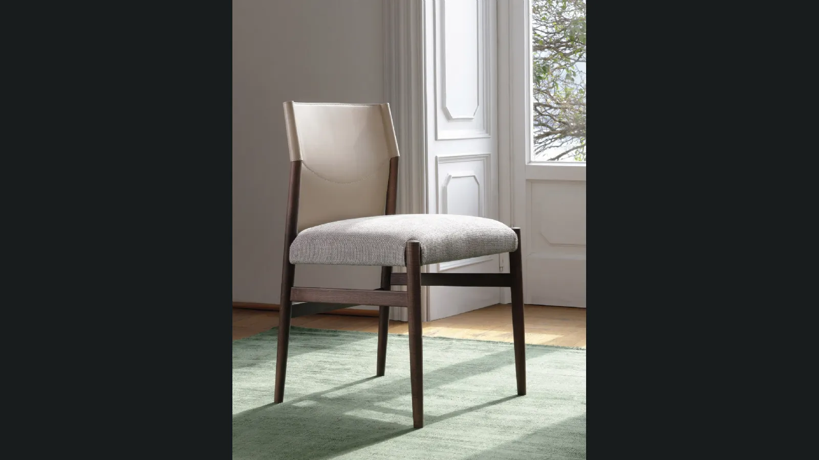 Sedia Sveva con schienale in cuoietto e seduta in tessuto di Porada