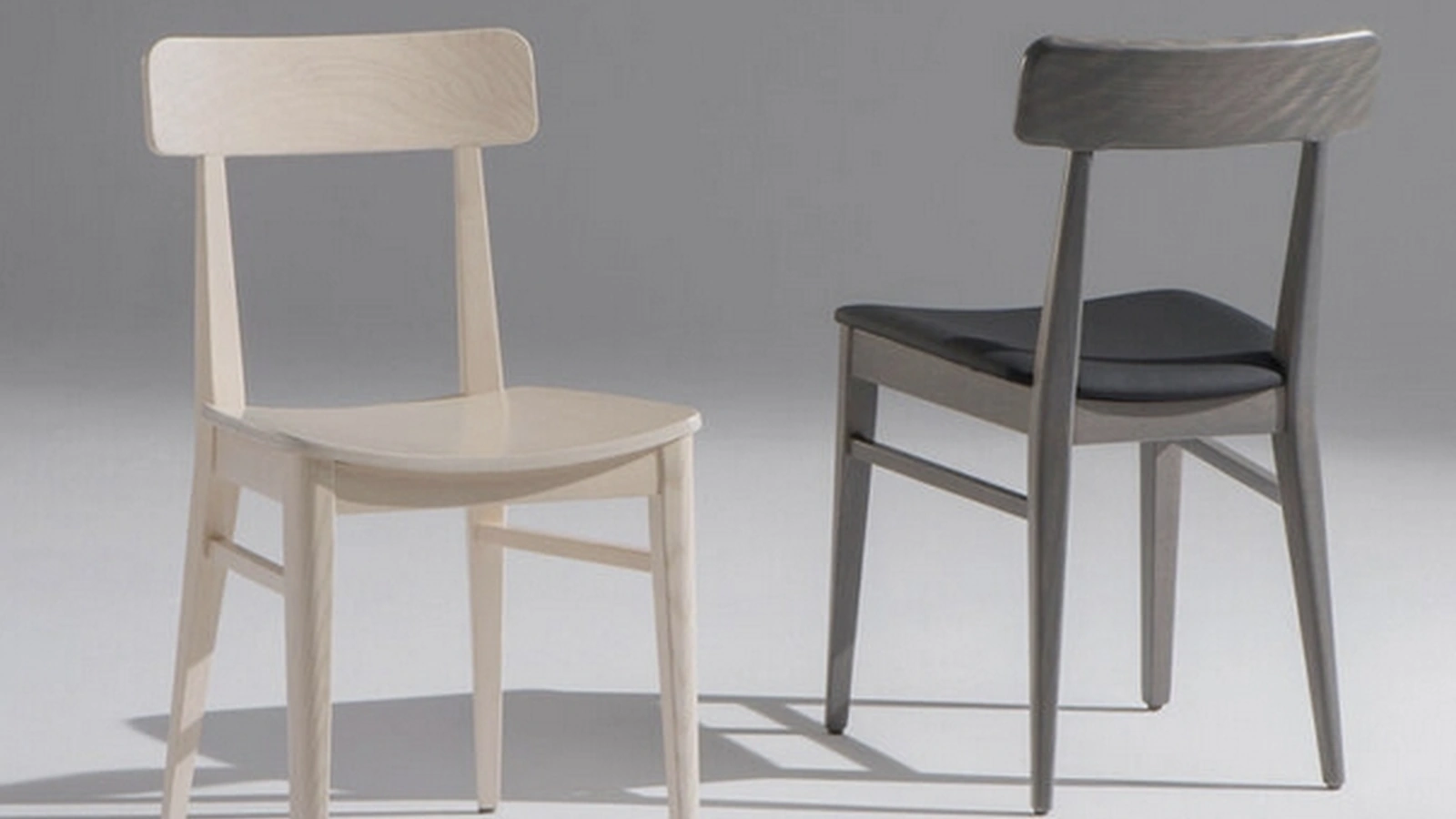 Sedia Tara in legno con seduta in legno o in tessuto imbottito di Sedie Brianza