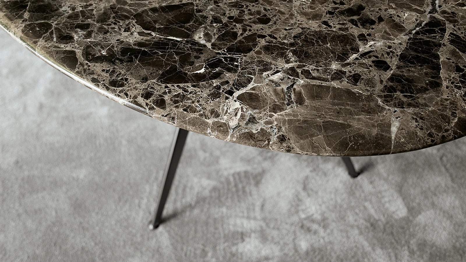 Tavolo Balance configurazione 01 con top in marmo Emperador Dark e telaio in acciaio bronzo di Extendo