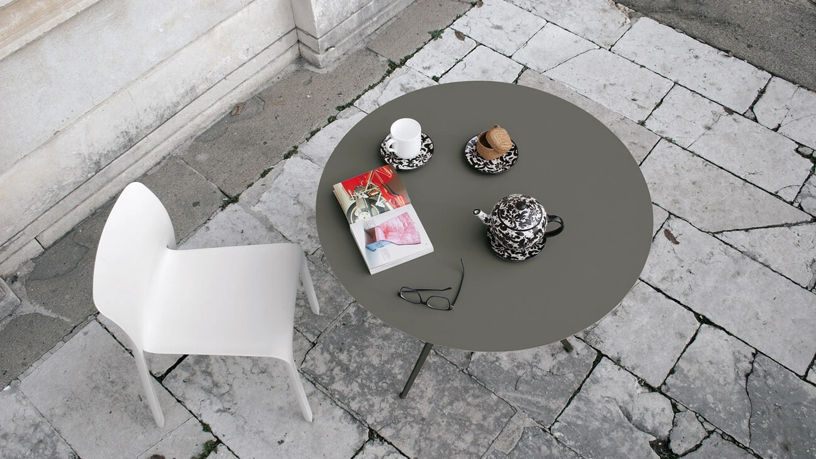 Tavolo Balance configurazione 04 in HPL FENIX® grigio Londra e telaio in acciaio ghisa di Extendo