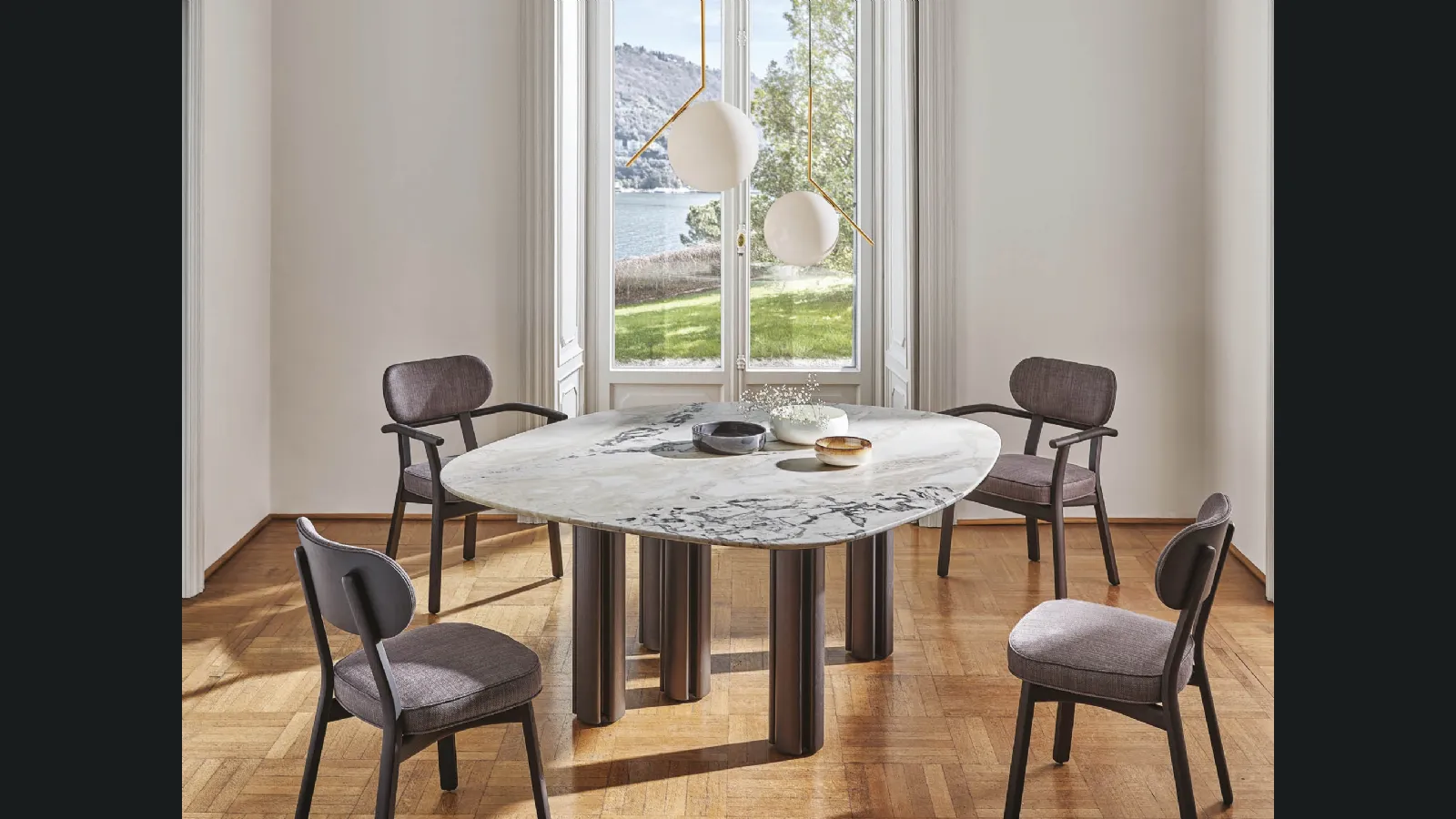 Tavolo con piano in marmo e gambe in legno massello Berry di Porada