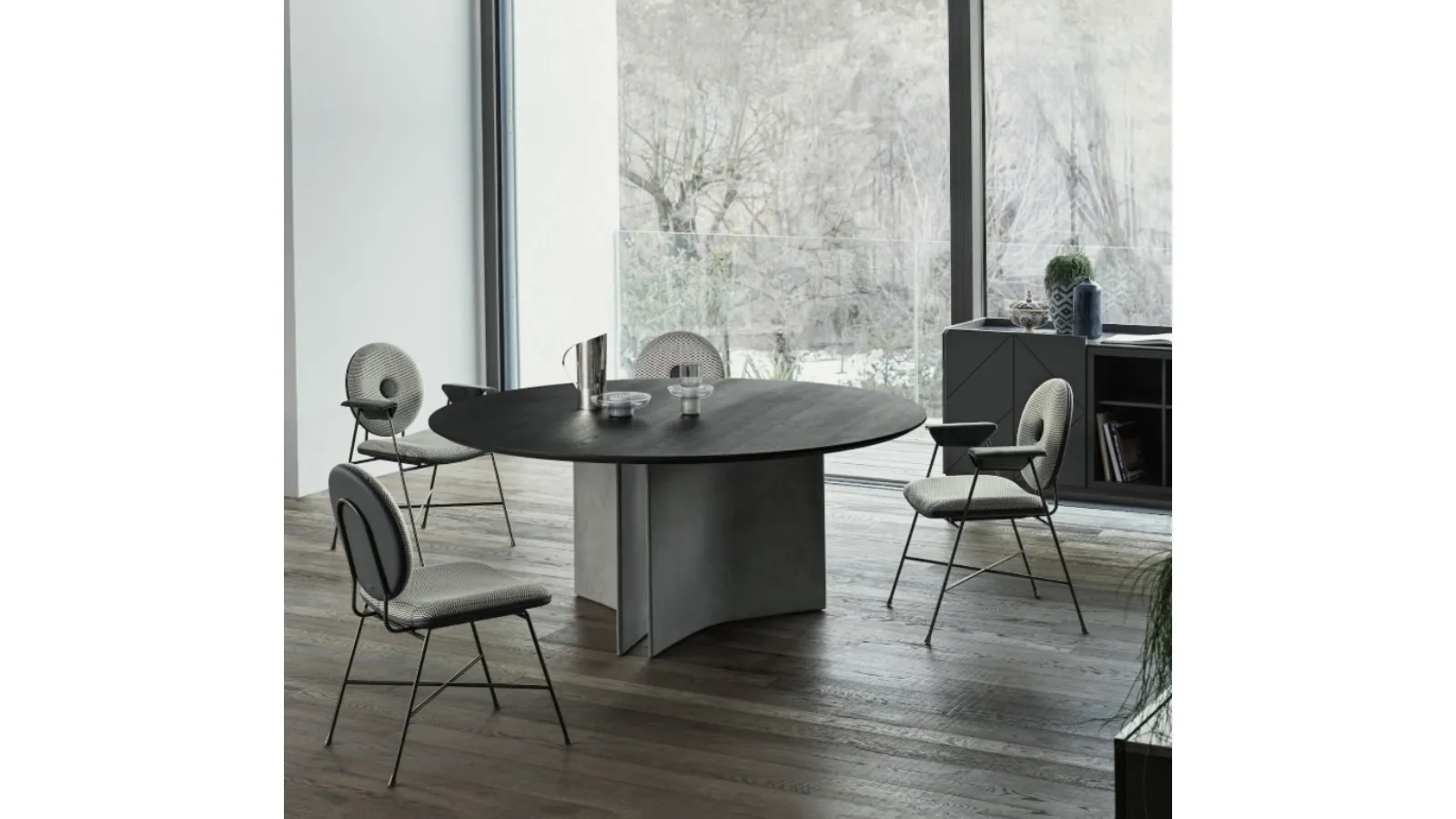 Tavolo rotondo Magnum con base in cemento e piano in legno impiallaciato di Bontempi