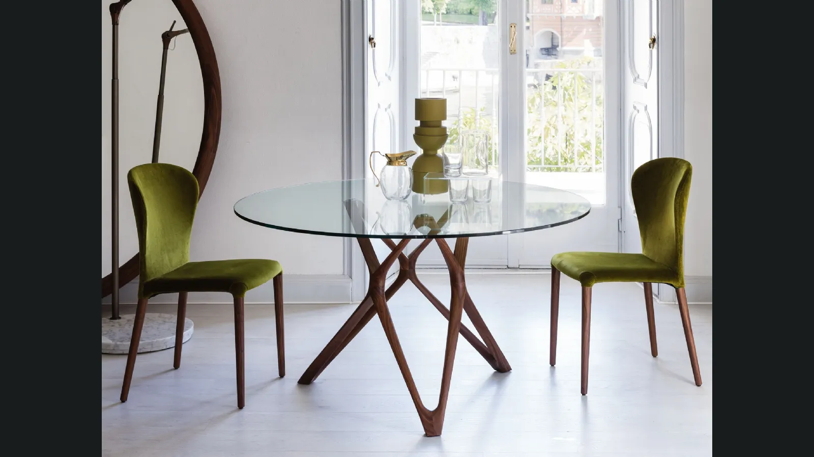 Tavolo rotondo in cristallo con base in legno massello Circe di Porada