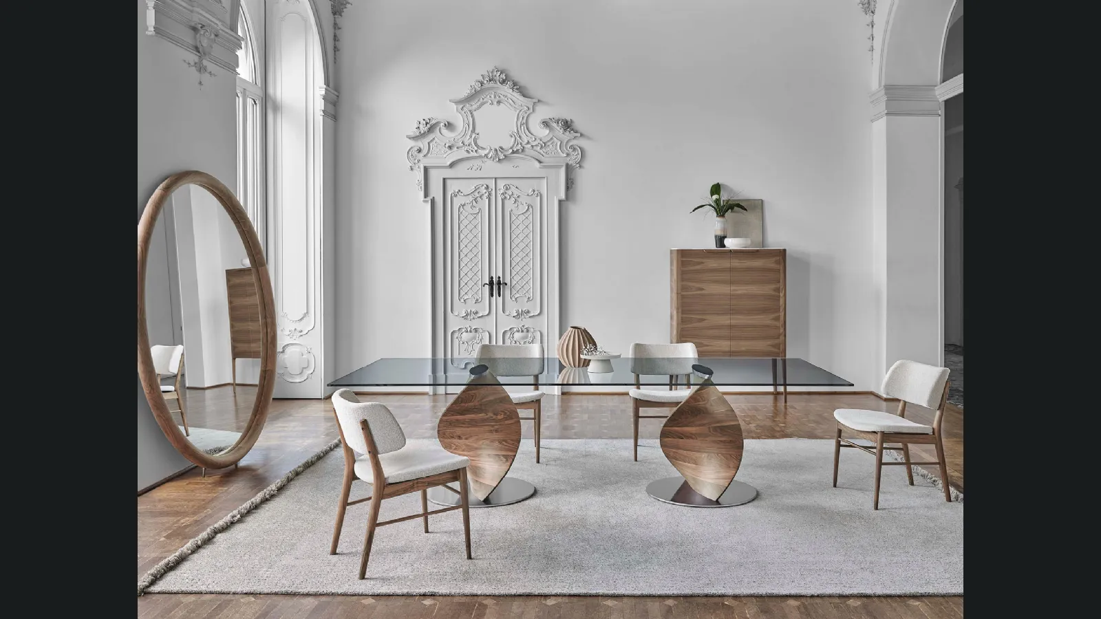 Tavolo in cristallo con base in noce canaletto Elika di Porada