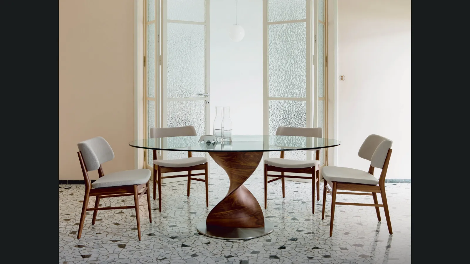 Tavolo rotondo in cristallo con base in noce canaletto Elika di Porada