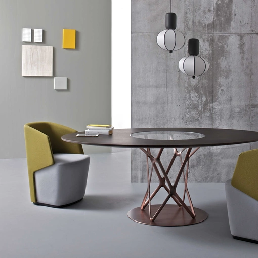 Tavolo rotondo con top in legno e vetro e base in alluminio dal design organico Tori di Estel