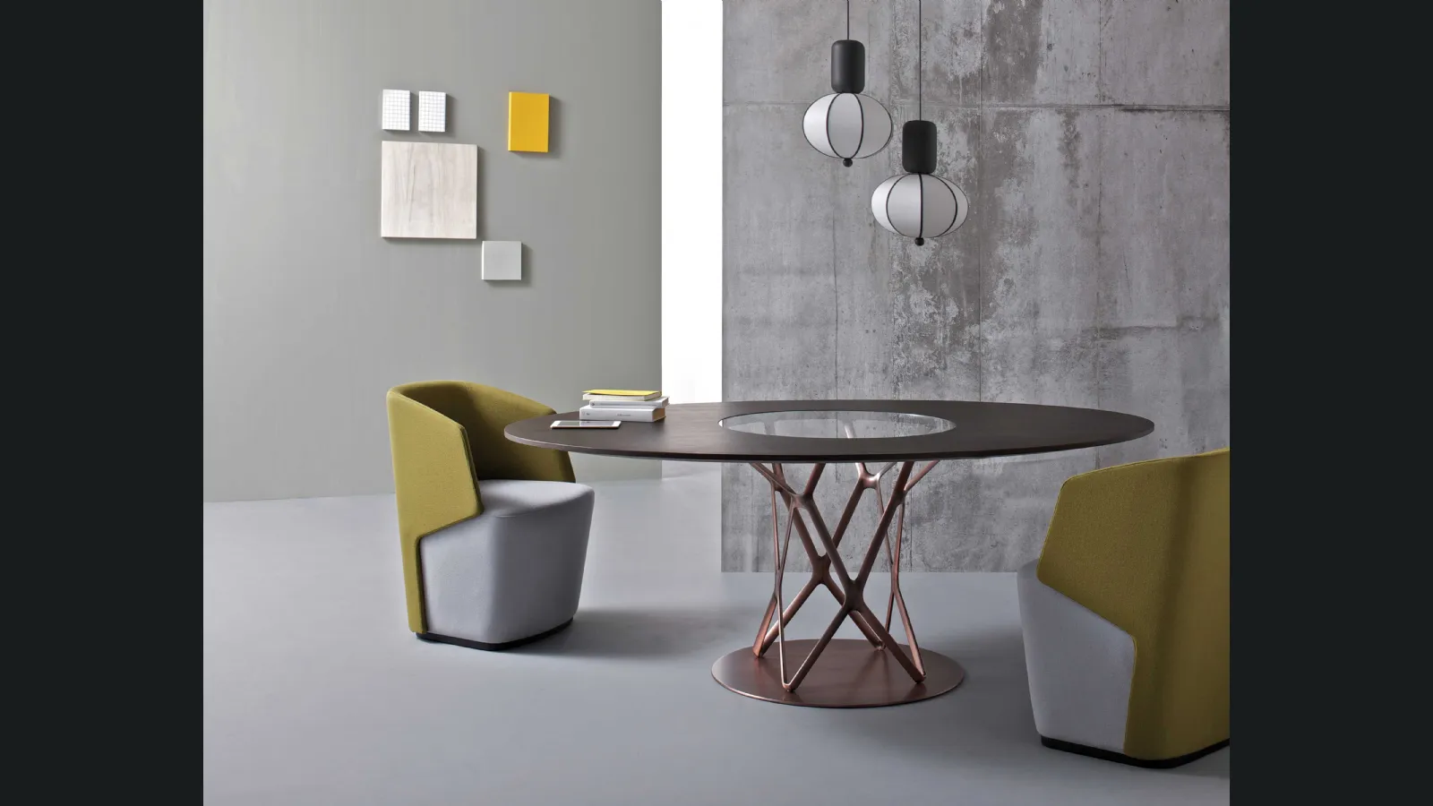 Tavolo rotondo con top in legno e vetro e base in alluminio dal design organico Tori di Estel