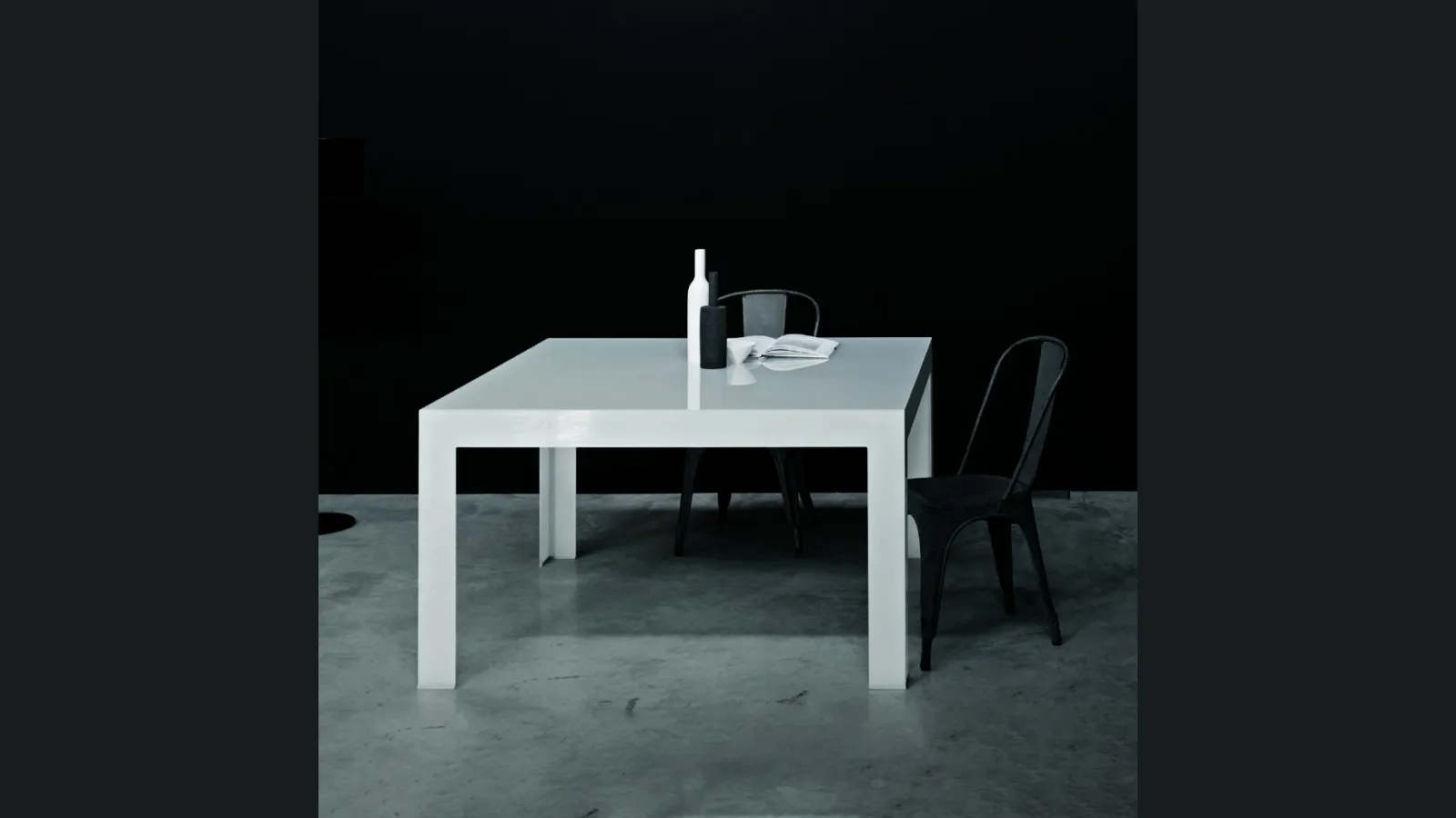 Tavolo Atlantis in cristallo laccato lucido di Glas Italia