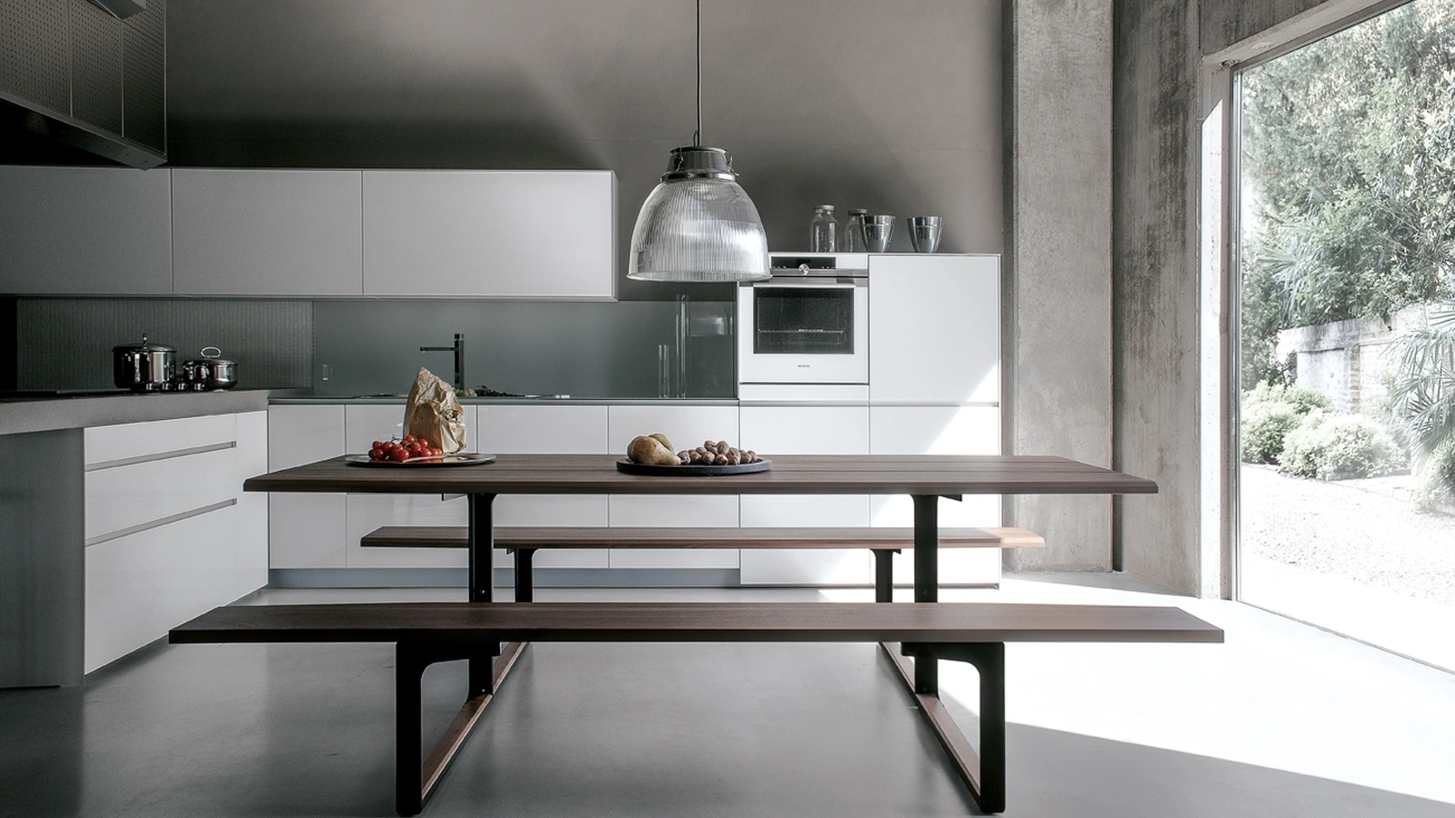 Tavolo Hammer configurazione 06 con top in legno massiccio noce e telaio in acciaio di Extendo