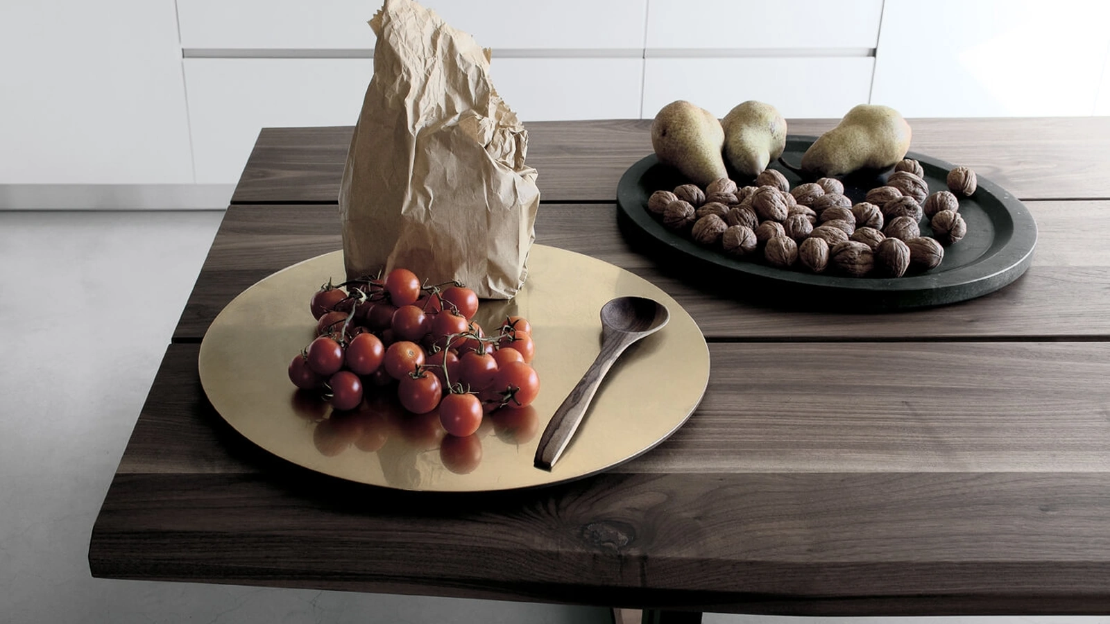 Tavolo Hammer configurazione 06 con top in legno massiccio noce e telaio in acciaio di Extendo