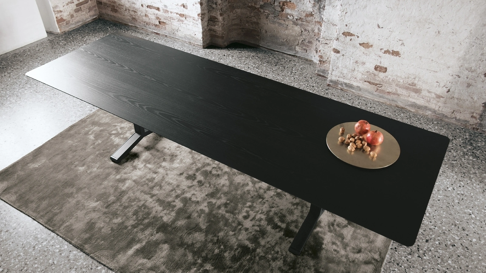 Tavolo IPE configurazione 01 con top in HPL frassino nero e telaio in acciaio di Extendo