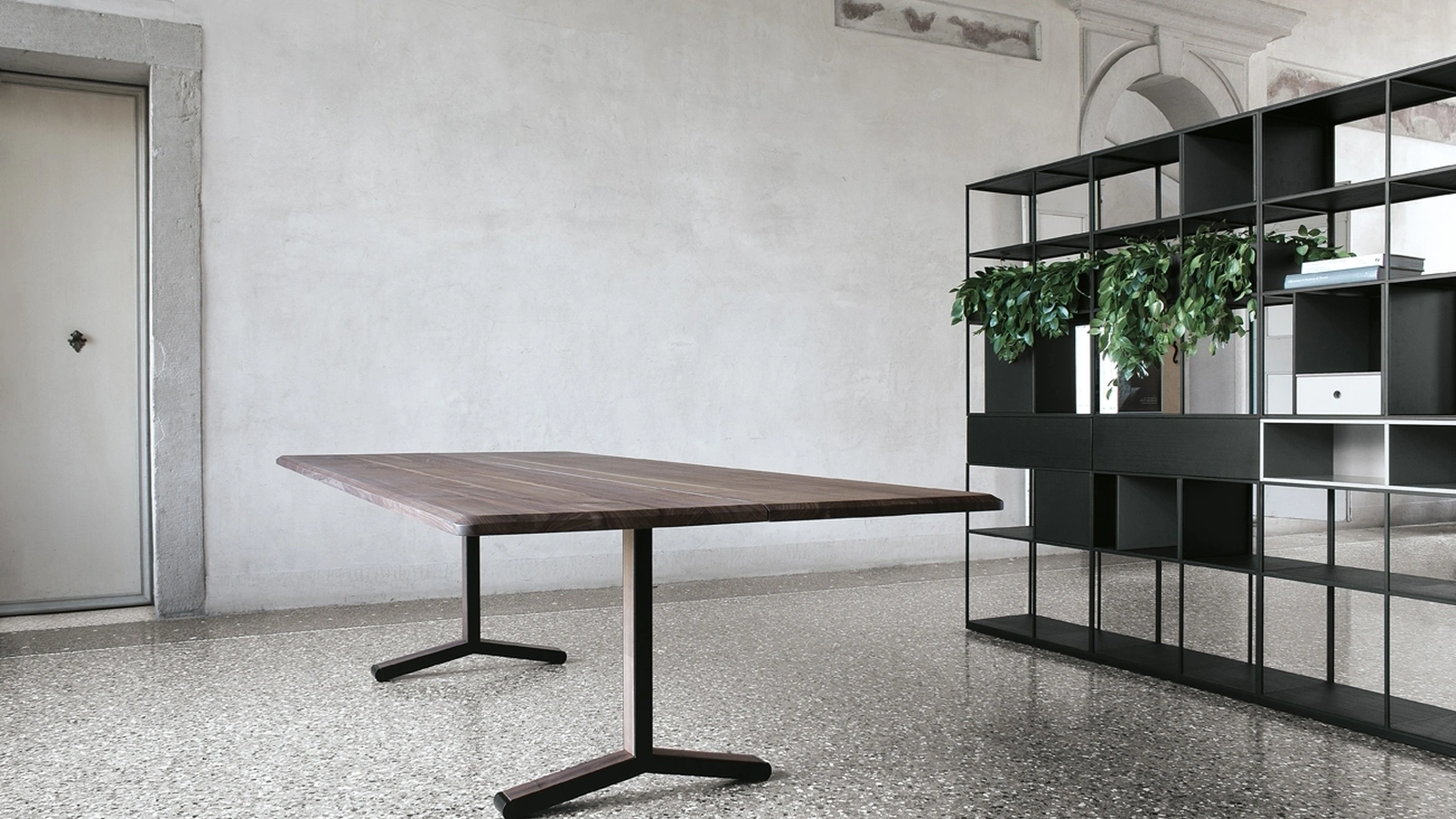 Tavolo IPE configurazione 02 con top in legno massiccio noce e telaio in acciaio di Extendo