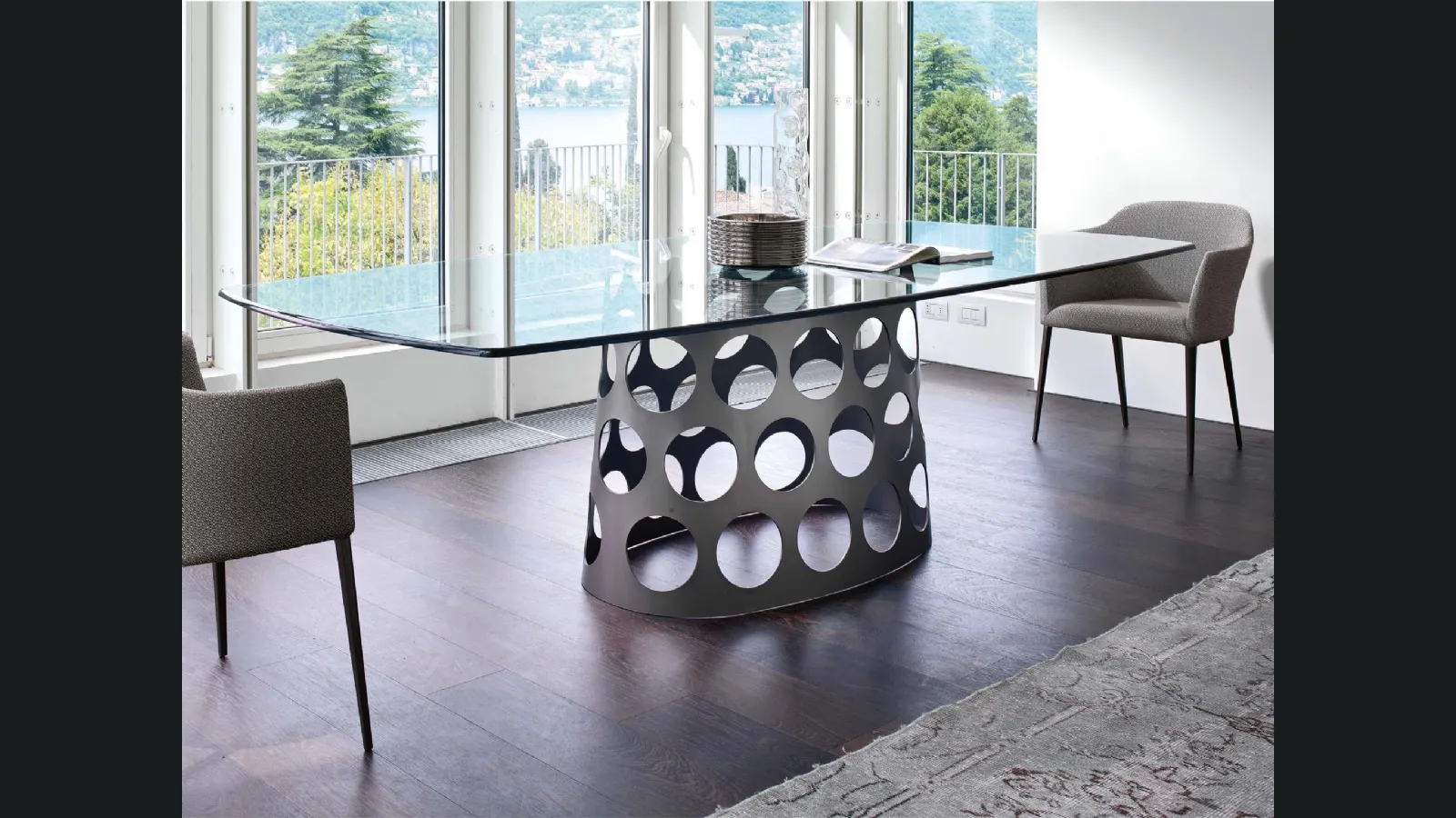 Tavolo Jean con top in cristallo di Porada