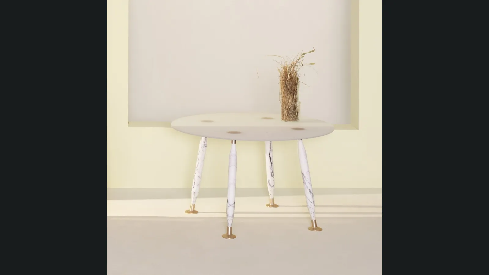 Tavolo rotondo Lady Hio con top in cristallo e gambe in marmo di Glas Italia