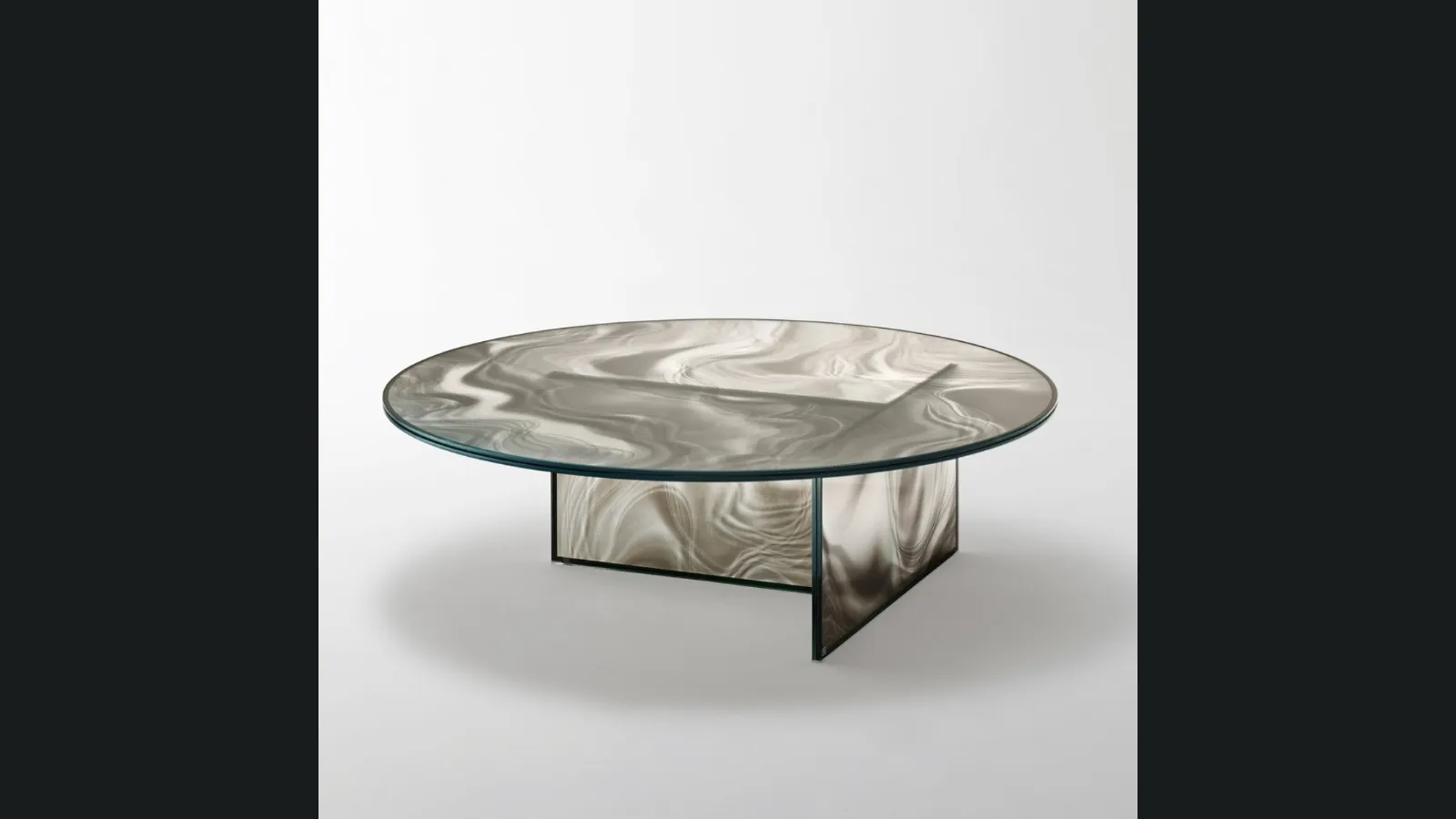 Tavolo Liquefy Rotondo in cristallo con decorazione venata ed organica di Glas Italia